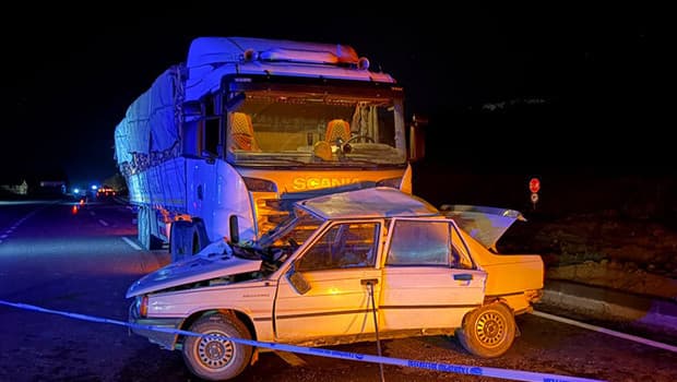 Kastamonu'da feci kaza: TIR ile otomobil çarpıştı, 2 kişi can verdi