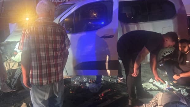 Sakarya'da feci kaza: Hafif ticari araçla otomobil çarpıştı, 7 kişi yaralandı