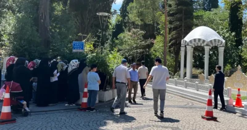 Cemaat üyeleri Karacaahmet Mezarlığı'nda bir araya geldi