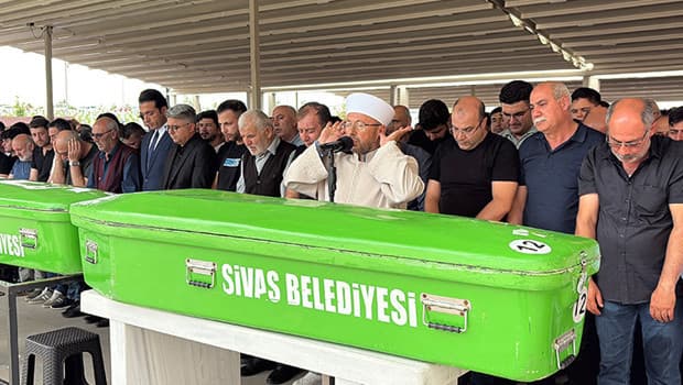 Sivas'ta minibüsün uçuruma devrilmesi sonucu hayatını kaybeden 4 kişi toprağa verildi