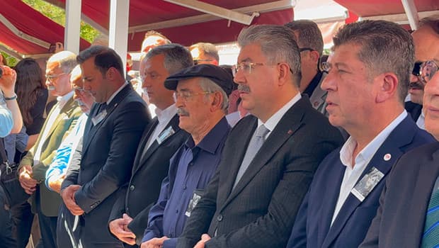 Özgür Özel, Eskişehir'de Yılmaz Büyükerşen'in kız kardeşinin cenazesine katıldı