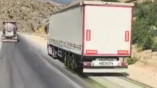 Afyonkarahisar'da TIR'dan dökülen boya yola yayıldı: Arkadan gelen araçlar mor renge boyandı