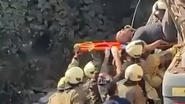 Küçükçekmece'de kentsel dönüşüm kabusa döndü: Yıkılan bina iş makinesinin üzerine çöktü