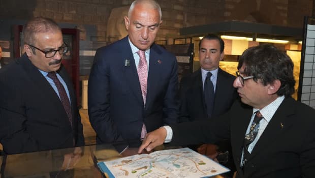 Bakan Ersoy'dan Hitit mirasına özel ilgi: Yalburt sergisini gezdi