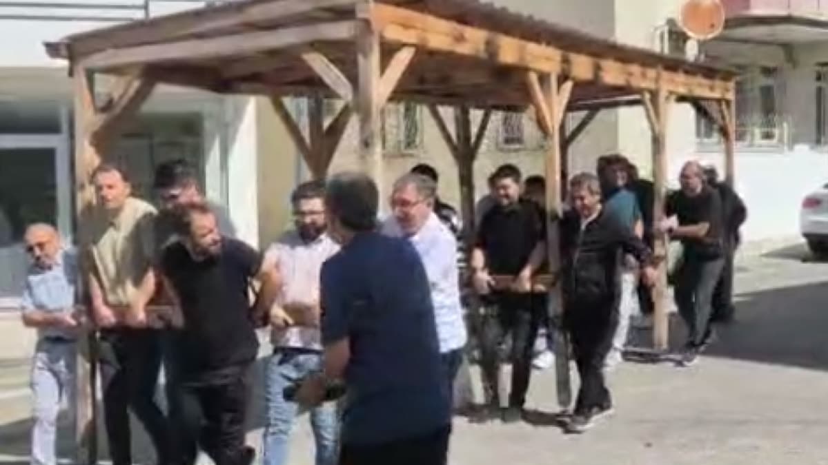 Yıkılacak Okulun Kamelyasını 19 Öğretmen Sırtlayarak Yeni Okula Taşıdı