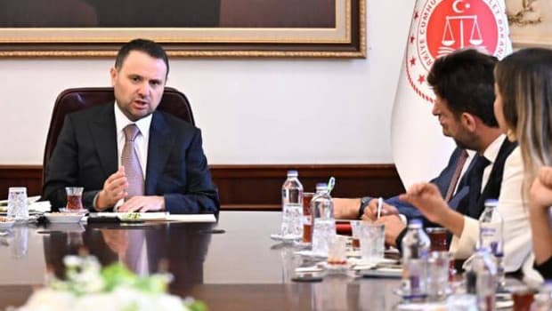 Bakan Gürlek'ten Kozinoğlu soruşturması hakkında dikkat çeken açıklama: 'Firari eski cezaevi personelinin beyanları soruşturmayı ilerletti'