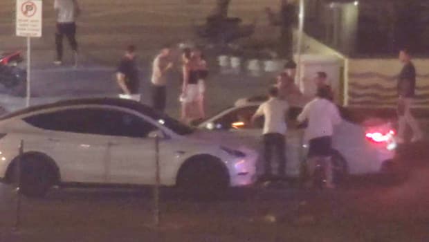 Silivri'de eğlence mekanı önünde kadınlar tekme tokat birbirine girdi