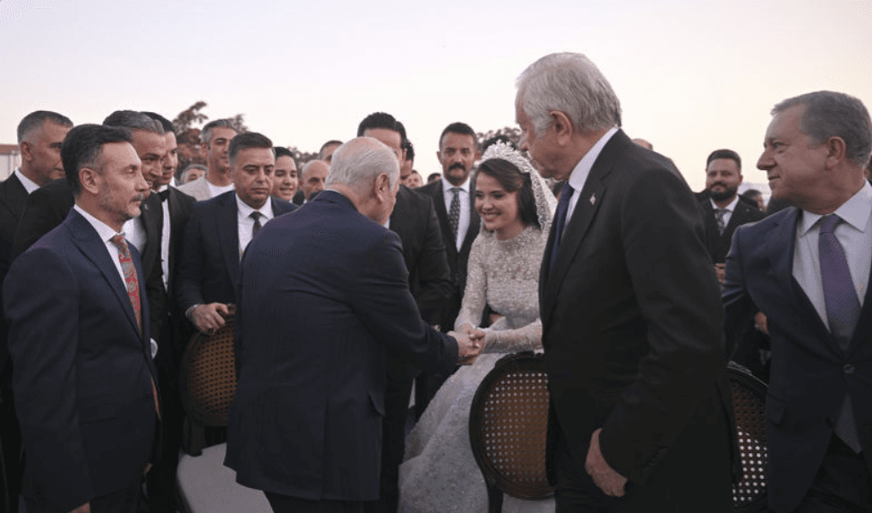 MHP lideri Bahçeli, 20 bin kişilik dev düğünde nikah şahidi olarak kıyılan izdivaca tanıklık etti