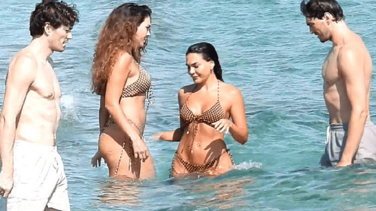 Ünlü çiftin Çeşme tatili sosyal medyada gündem oldu