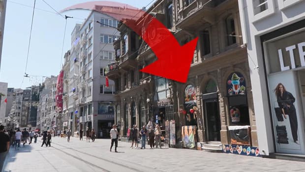 Çiçek Pasajı'nın tarihi cephesini dondurma reklamları kapladı: 'Görüntü kirliliği yaşıyoruz'