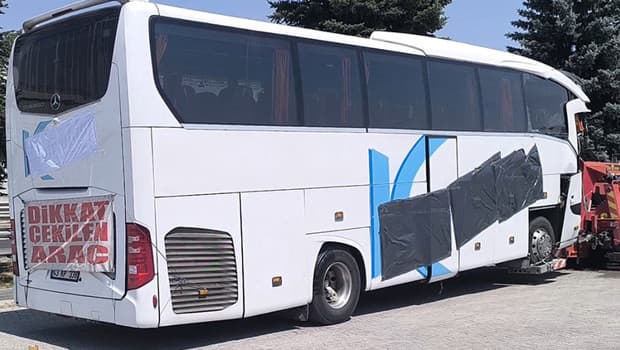 Sinanpaşa'da yolcu otobüsü kazaya karıştı: Kamyonet sürücüsü hayatını kaybetti, 15 kişi yaralandı