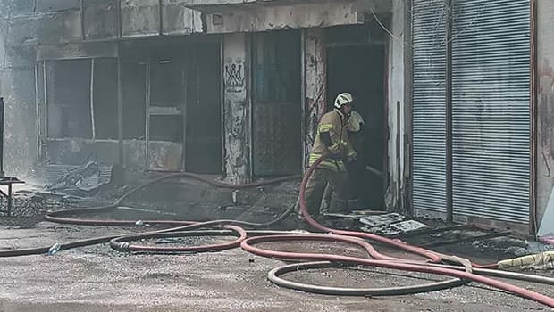 İzmir Buca'da sünger deposunda alevler yükseldi: Ekipler seferber oldu