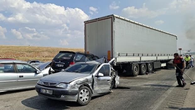 Anız yangınının dumanı 13 aracın karıştığı zincirleme kazaya yol açtı