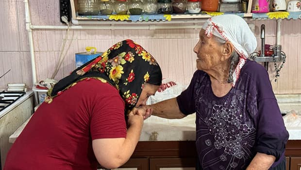 Adana'da 17 milyonluk miras kavgası: 95 yaşındaki annenin elini öptü, suçlamaları reddetti