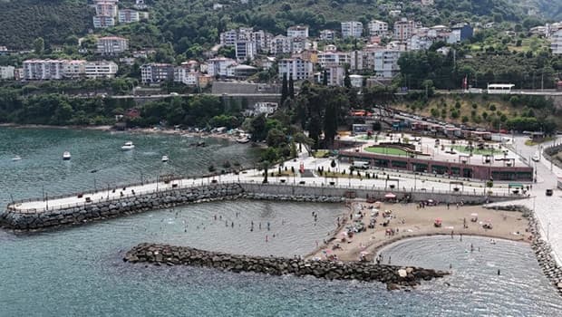 Ordu'da mahkeme kararıyla yıkılan gökdelenlerin yerinde kumsal ortaya çıktı