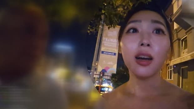 Taksim'de Güney Koreli yayıncıya ısrarlı taciz: Canlı yayında saniye saniye kaydedildi