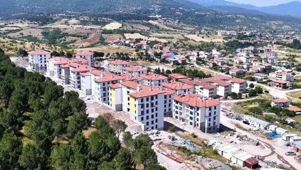 Balıkesir'de depremzedeler için yapılan 305 konut ve 1 iş yeri yarın sahiplerine teslim edilecek