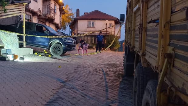 Afyonkarahisar'da silahlı saldırı: Husumetlilerine ateş açan şüpheli 2 kişiyi öldürdü