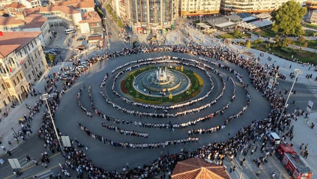 Sivas'ta tarihi anlar: 1058 kadın aynı anda halay çekti