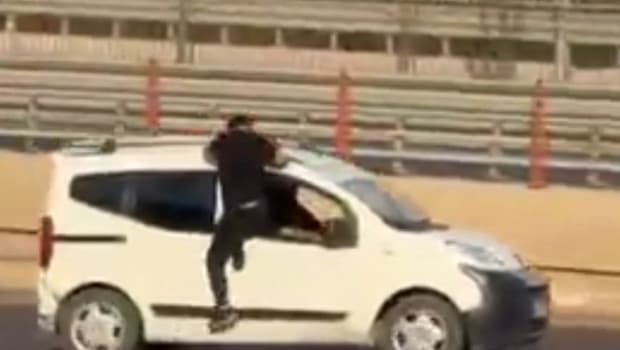 Şanlıurfa'da kardeş kavgasında pes dedirten görüntüler: Aracın camından içeri girmeye çalıştı