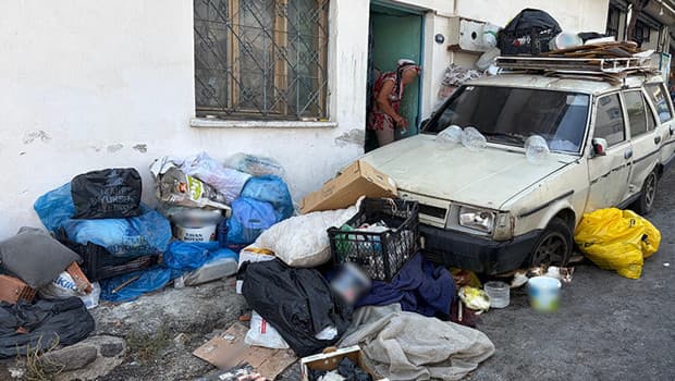 Konak'ta 'çöp ev' kabusu: Mahalleli kokudan pencere açamıyor