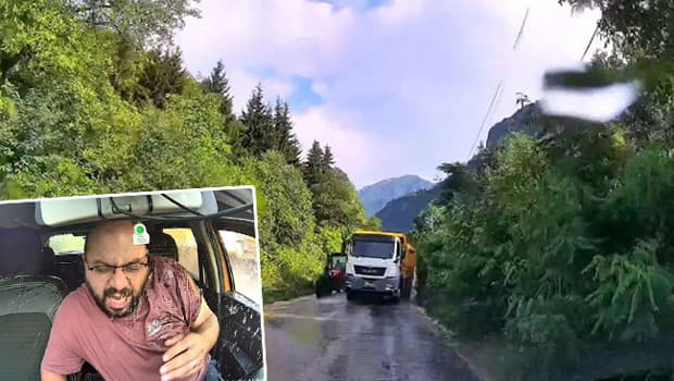 Şavşat'ta son anda gelen refleks kazayı önledi: Taksi şoförünün o anları kamerada