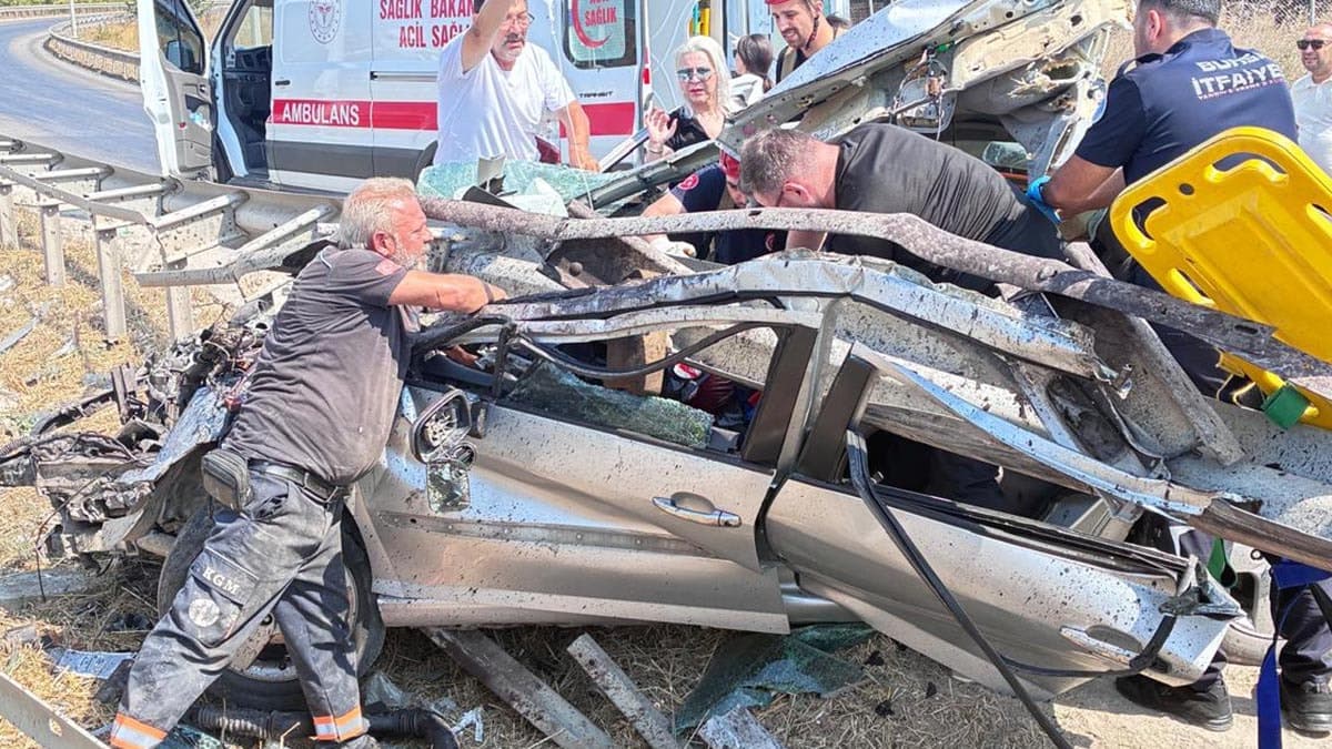 Bursa'da bariyerlere çarpan otomobil kullanılamaz hale geldi