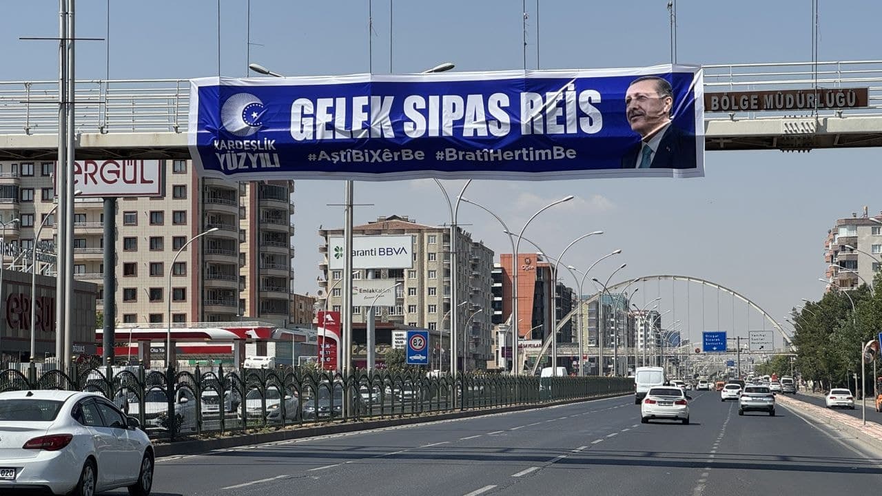 Diyarbakır'da Cumhurbaşkanı Erdoğan'a Kürtçe destek pankartı