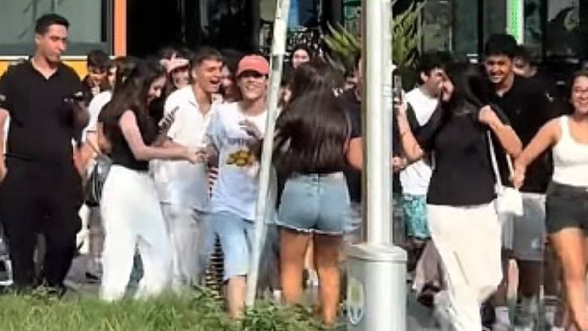 Adana'da TikTok çılgınlığı: Fotoğraf çektirmek isteyen gençler birbirini ezdi