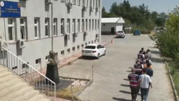 Diyarbakır'da büyük uyuşturucu operasyonu: 247 bin kök kenevir imha edildi, 17 kişi gözaltında