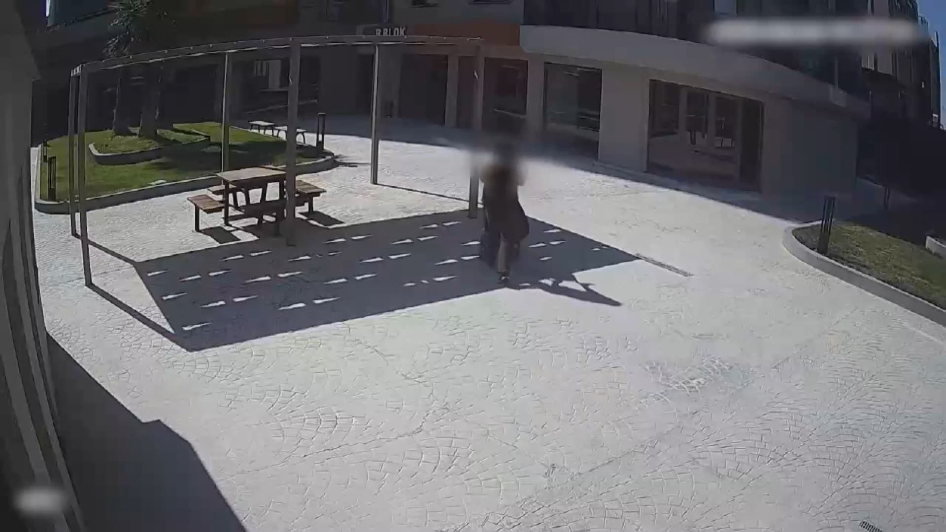 Bebek pusetini kalkan yaptı: Uyuşturucu satarken yakalanan anne şaşkınlık yarattı