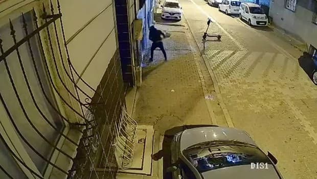 Esenyurt'ta eski sevgili dehşeti: Apartmanı kundakladı, camları kırdı