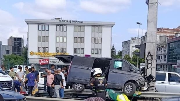 Küçükçekmece'de feci kaza: Çocukları taşıyan araç direğe çarptı, 13 yaralı