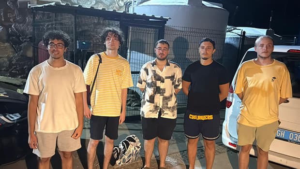 Bodrum'da Akvaryum Koyu'nda mahsur kalan 5 genç 3 saatlik operasyonla kurtarıldı