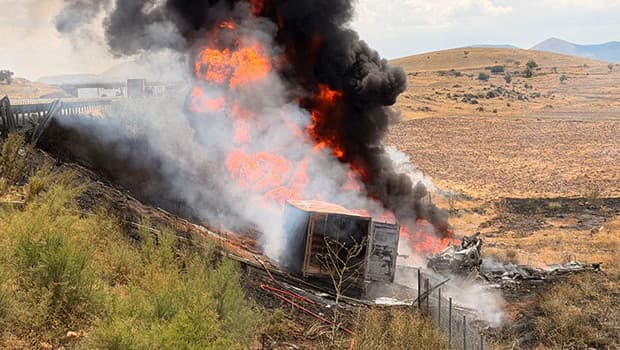Aksaray'da madeni yağ yüklü TIR alev topuna döndü: Sürücü feci şekilde can verdi