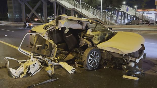 Büyükçekmece'de zincirleme kaza: Otomobil İETT otobüsüne çarptı, 1'i ağır 3 kişi yaralandı