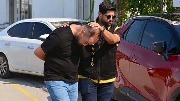Adana'da 'yan bakma' tartışması kanlı bitti: Bir genç kafede bıçaklanarak öldürüldü