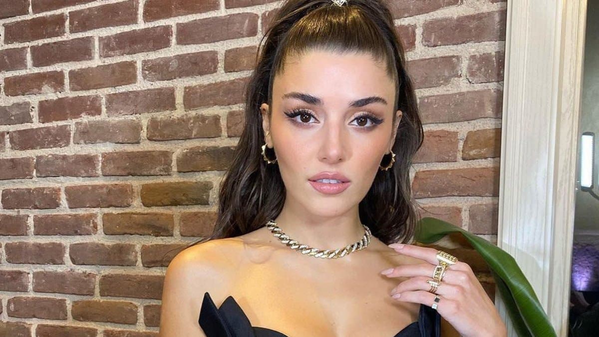 Hande Erçel'in son elbisesi sosyal medyada tartışma yarattı