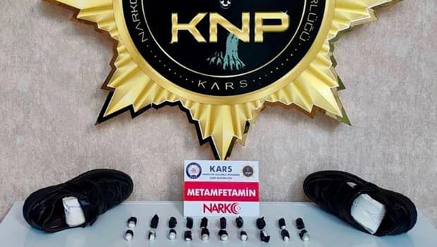 Kars'ta otobüs yolculuğu uyuşturucu operasyonuyla son buldu: Ayakkabı tabanındaki 123 gram metamfetamin ele geçirildi