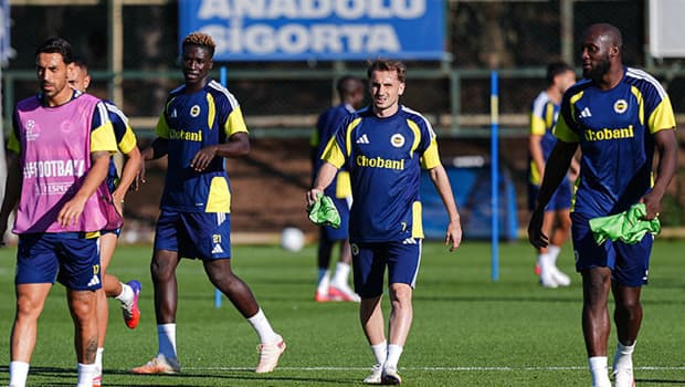 Fenerbahçe, Avrupa'da kritik Roma deplasmanı öncesi son prova antrenmanını gerçekleştirdi