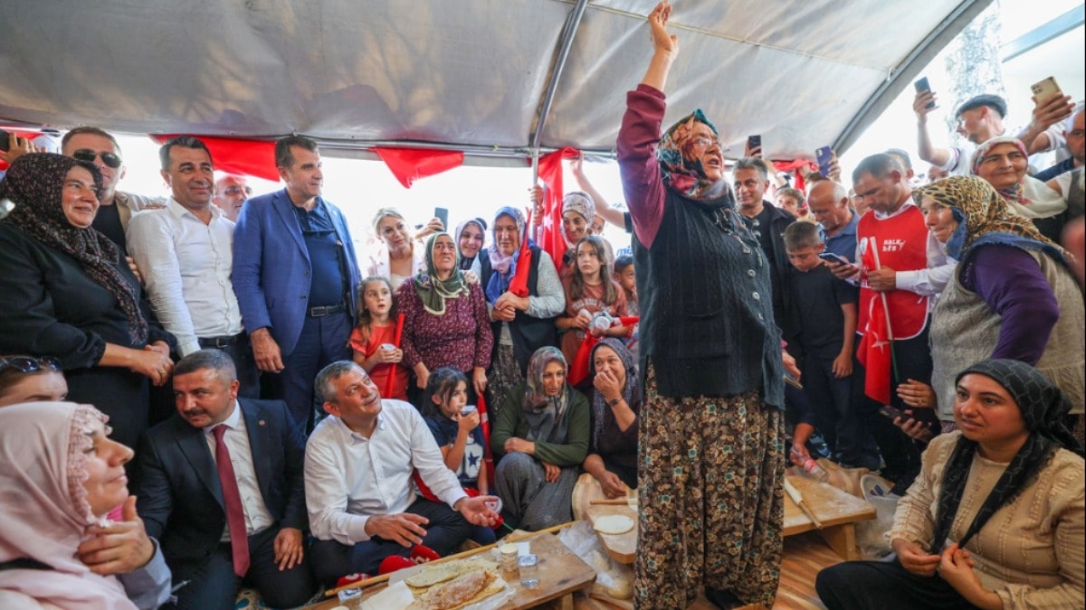 Niğde'de şiir gecesinde duygusal anlar: 'Sel olun akın' çağrısı alkış aldı