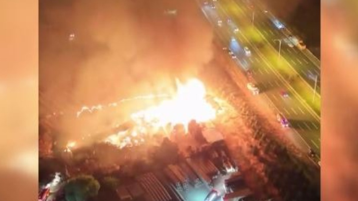 Ankara Yenimahalle'de tahta palet yangını: 2 saatlik mücadele sonucu söndürüldü