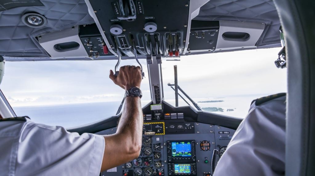 Uçakla gökyüzüne yazı yazan genç pilot, acilen uçuştan men edildi