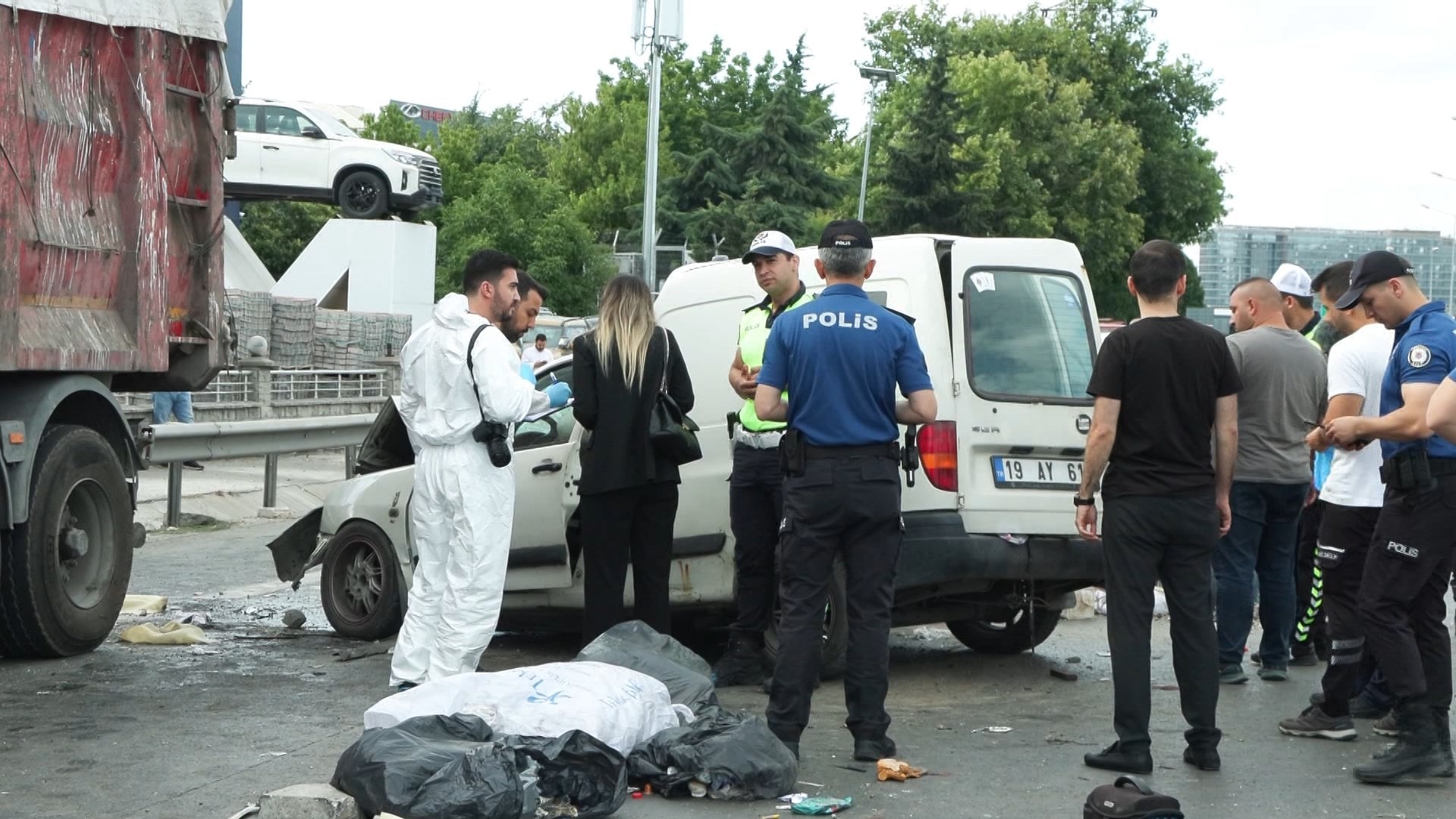 Basın Ekspres Yolu'nda Zincirleme Kaza: Bir Sürücü Hayatını Kaybetti, Trafik Uzun Süre Aksadı