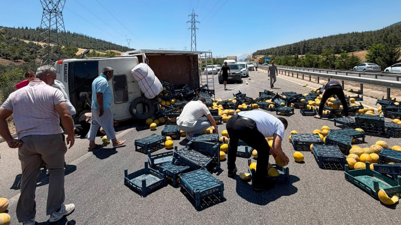Gaziantep'te kontrolden çıkan kamyonet devrildi: 2 ton kavun yola saçıldı