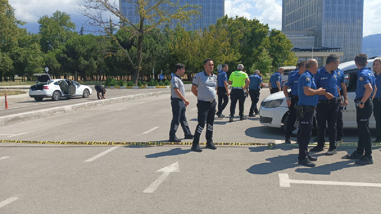 Bursa'da boşanma davası çıkışında adliye otoparkında kan donduran silahlı kavga: 5 gözaltı