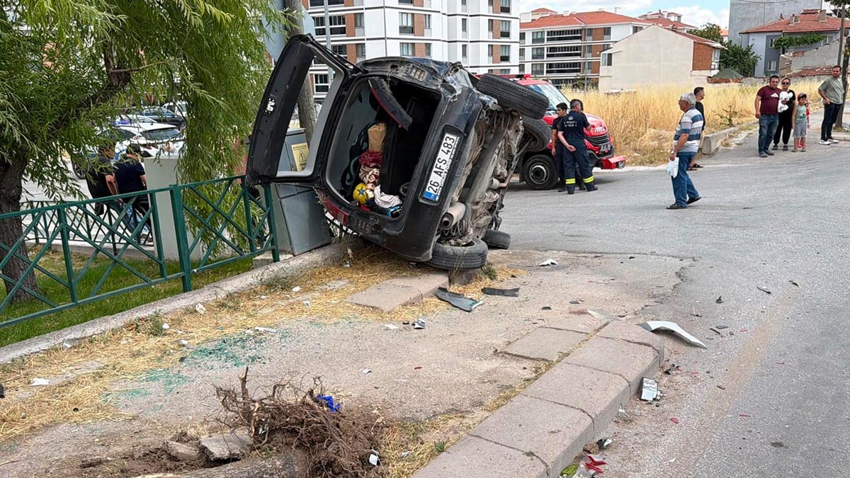 Eskişehir'de feci kaza: Minibüs ve otomobil kavşakta birbirine girdi, 8 kişi yaralandı